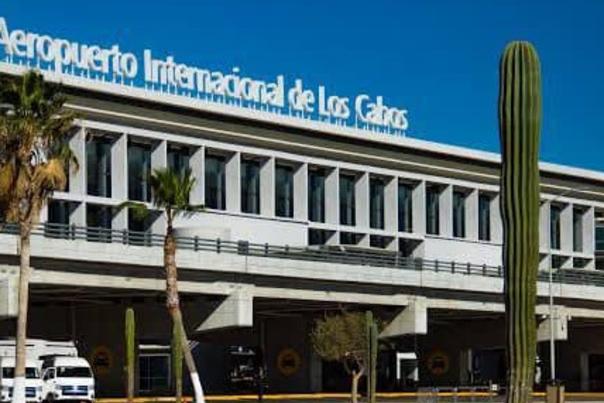 fachada del aeropuerto de San José del Cabo