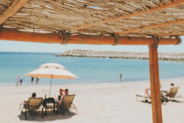 panorámica del mar con turista en la playa del club de playa del hotel El Ganzo