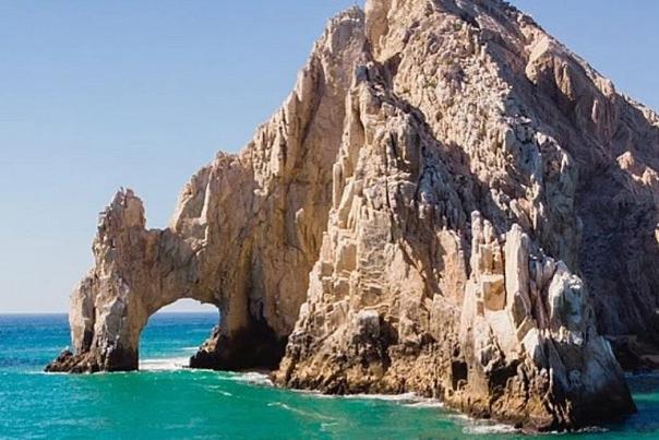 panorámica de El Arco, una increíble formación rocosa con forma de arco
