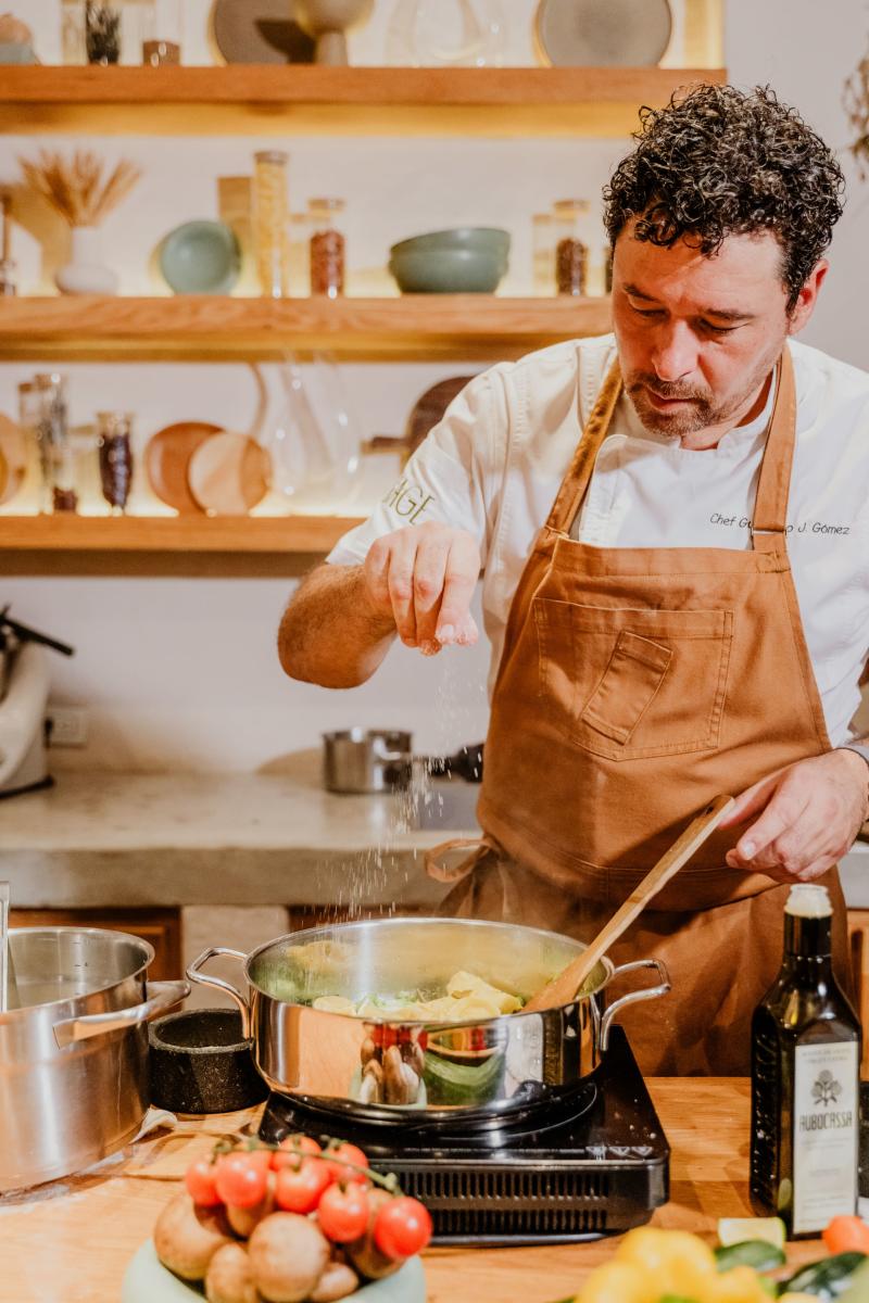 fotografía de un chef cocinando