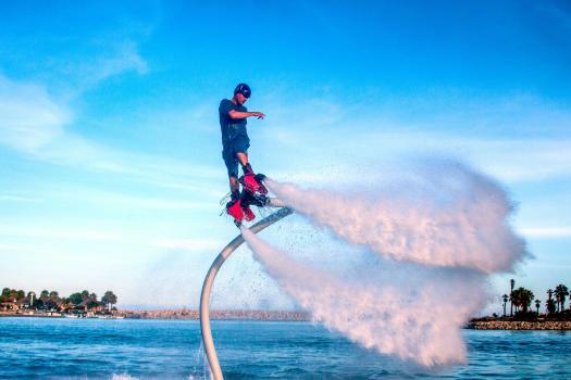 hombre practicando floyboard en playa de los cabos