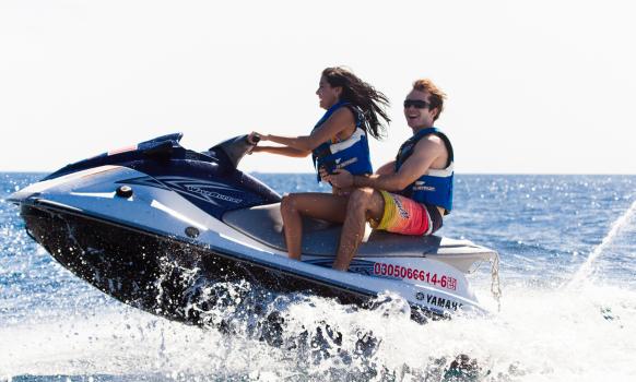 pareja practicando jet ski en los cabos