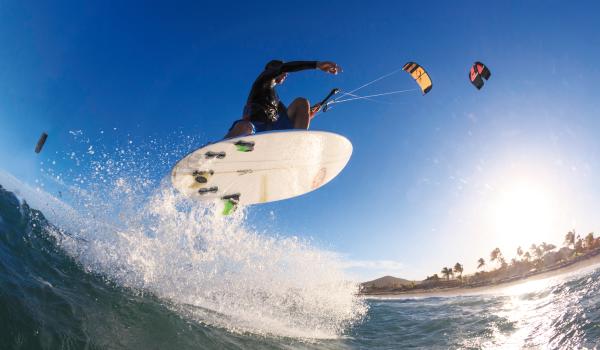 turista practicando kitesurf en playa de los cabos