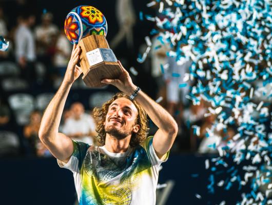 Stefanos Tsitsipas levantando copa en abierto de los cabos miffel