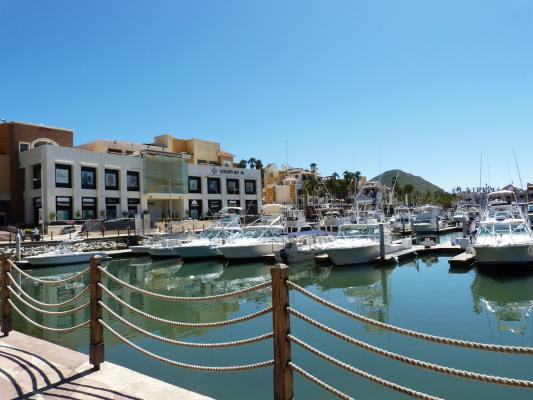 embarcaciones en puerto de la marina de cabo san lucas