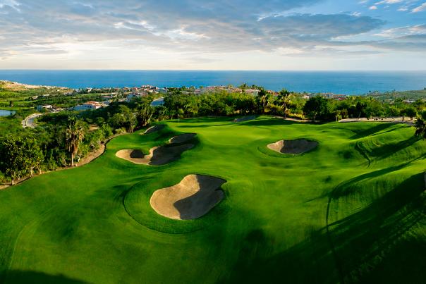 Vista de un campo de golf en Los Cabos con el Mar de Cortés y paisajes costeros, representando la experiencia de golf en el destino.