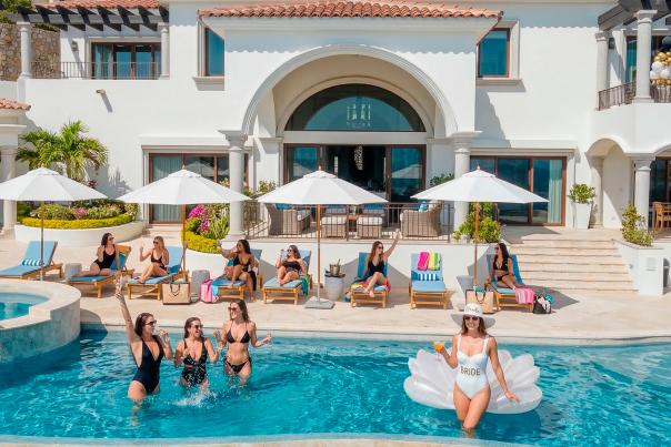 Grupo de amigas celebrando una despedida de soltera junto a la alberca en Casa Stella de CaboVillas en Los Cabos, con ambiente relajado y vista al mar.
