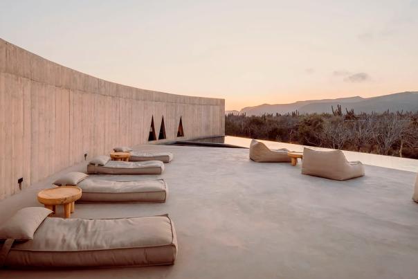 Arquitectura contemporánea de Paradero Todos Santos integrada al paisaje desértico con espacios de descanso y experiencia al aire libre