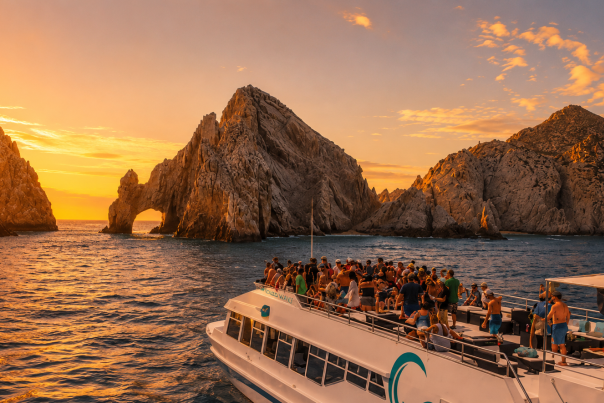 Paisaje costero de Los Cabos durante el verano con vistas al mar y actividades al aire libre.