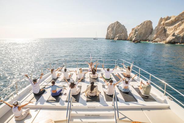 Clase de yoga en catamarán en Cabo San Lucas
