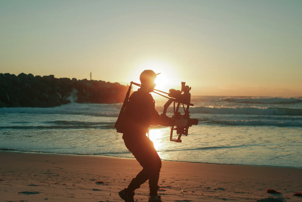 Cineasta filmando en la playa