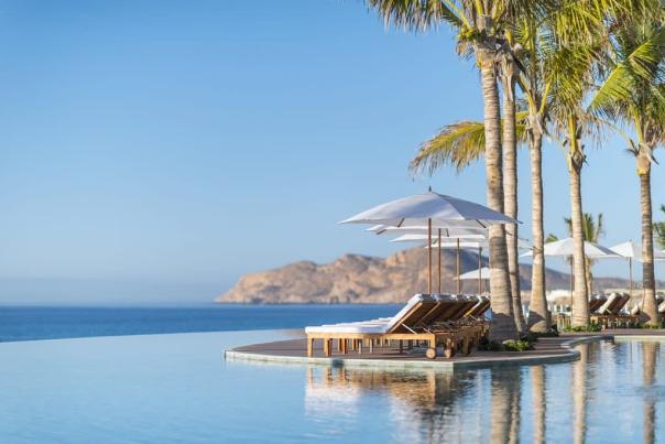 fotografía de piscina infinita con vista al mar