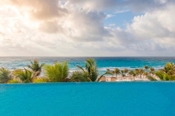 Playa y paisaje costero de Los Cabos donde el desierto se encuentra con el mar.