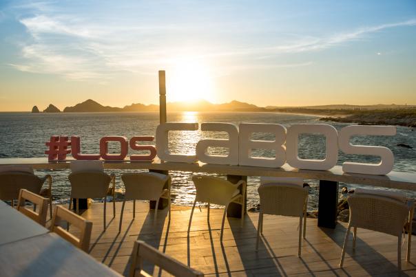 restaurante con vista al mar en los cabos en el atardecer