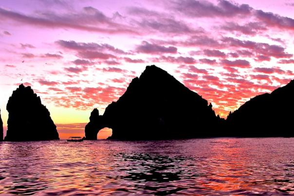 imagen del arco en Los Cabos durante el atardecer