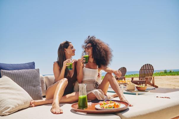 Parejas de mujeres en la playa