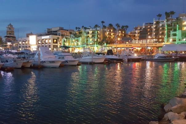 botes estacionados en la marina de cabo san lucas