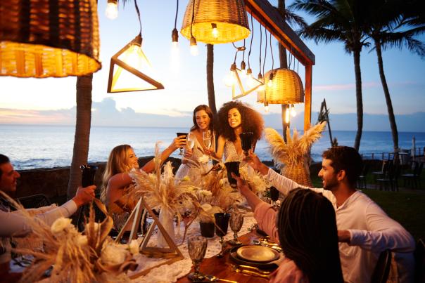 fotografía de mujeres lesbianas casándose frente al mar