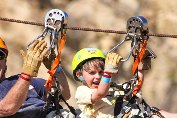 padre e hijo practicando rappel en los cabos