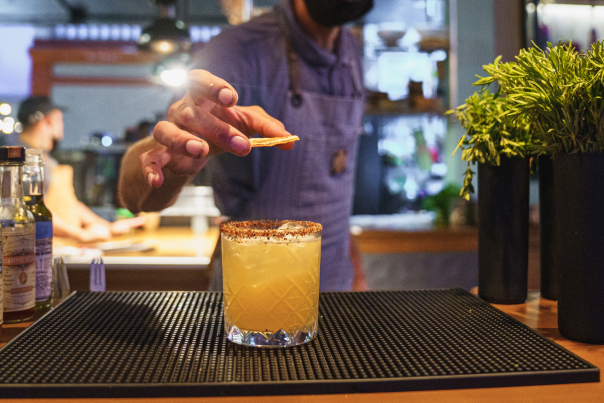 persona preparando cocteles