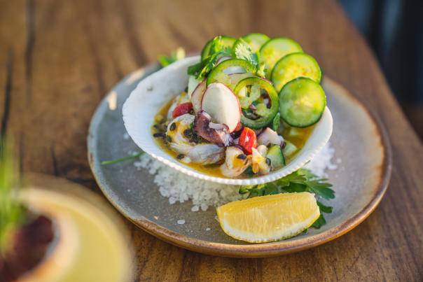 Fotografía de un platillo gourmete de mariscos con ingredientes locales