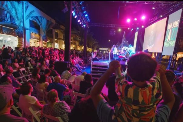 Un gran grupo de asistentes a escenario en el festival de Jazz en San Jose del Cabo