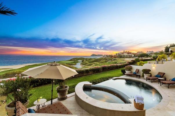 fotografía aérea de villas de lujo en los cabos