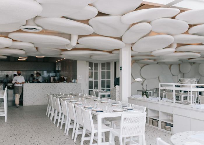 interior del restaurante nao cabo