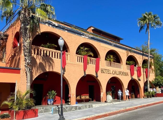 fachada del famoso hotel california