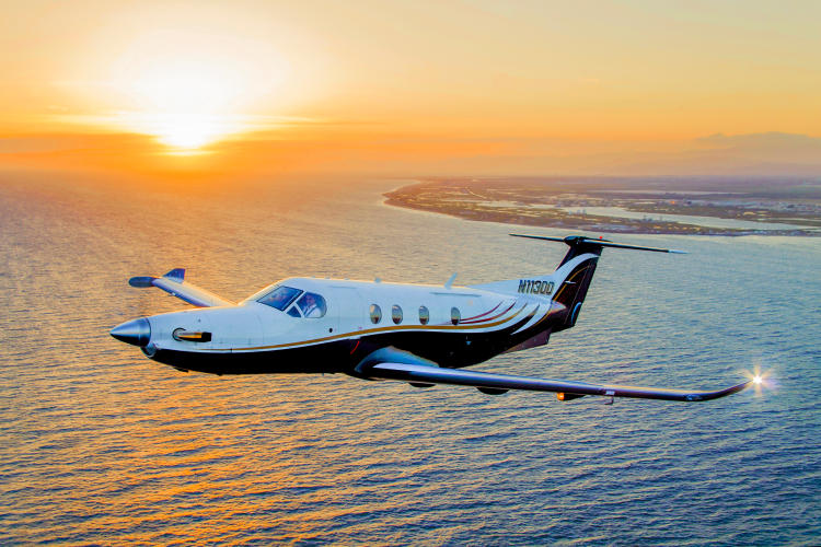 avioneta sobrevolando el mar de cortes en los cabos