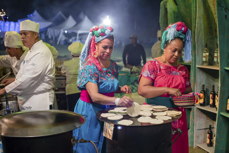 cocineras preparando tortillas durante Sabor a Cabi