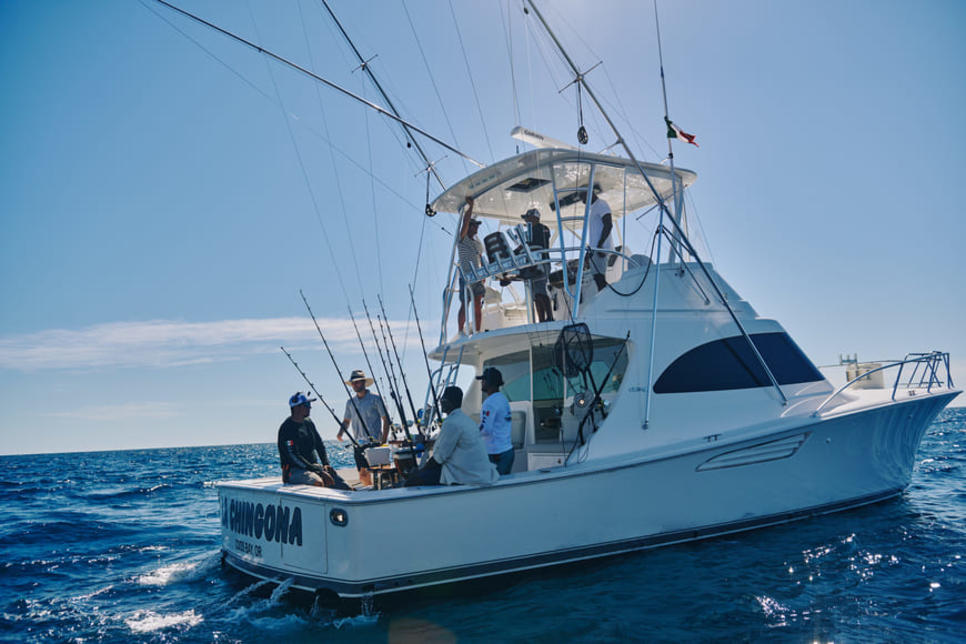 Embarcación en el mar de Los Cabos lista para salir a realizar pesca deportiva mar adentro.