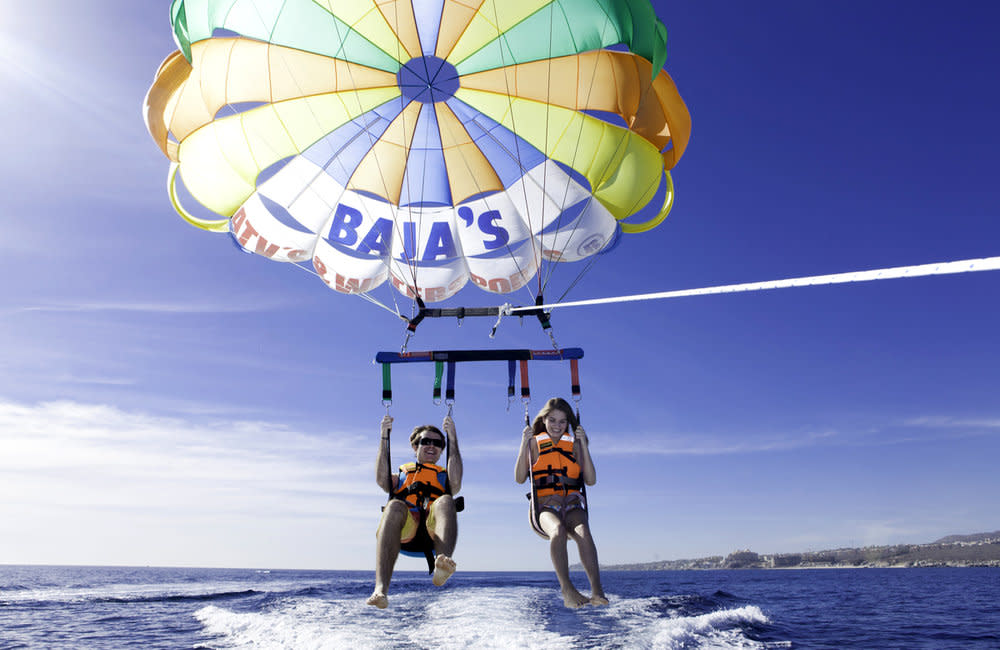 fotografía de 2 personas haciendo parasailing