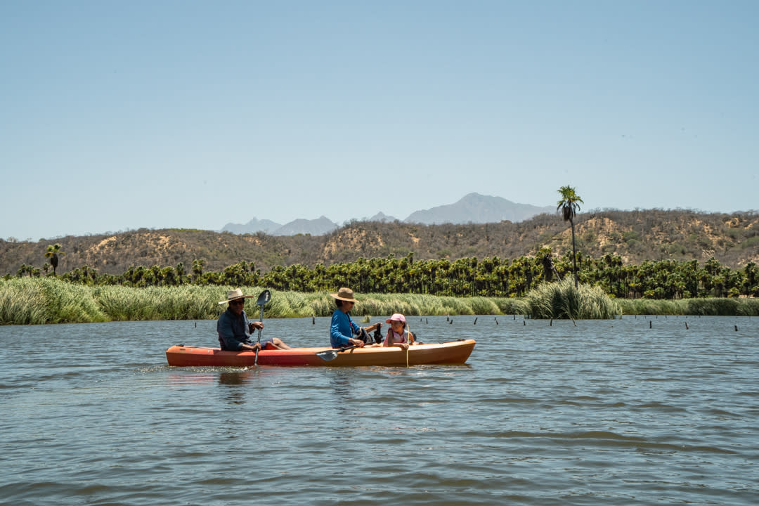 imagen de kayak por la laguna de santiago