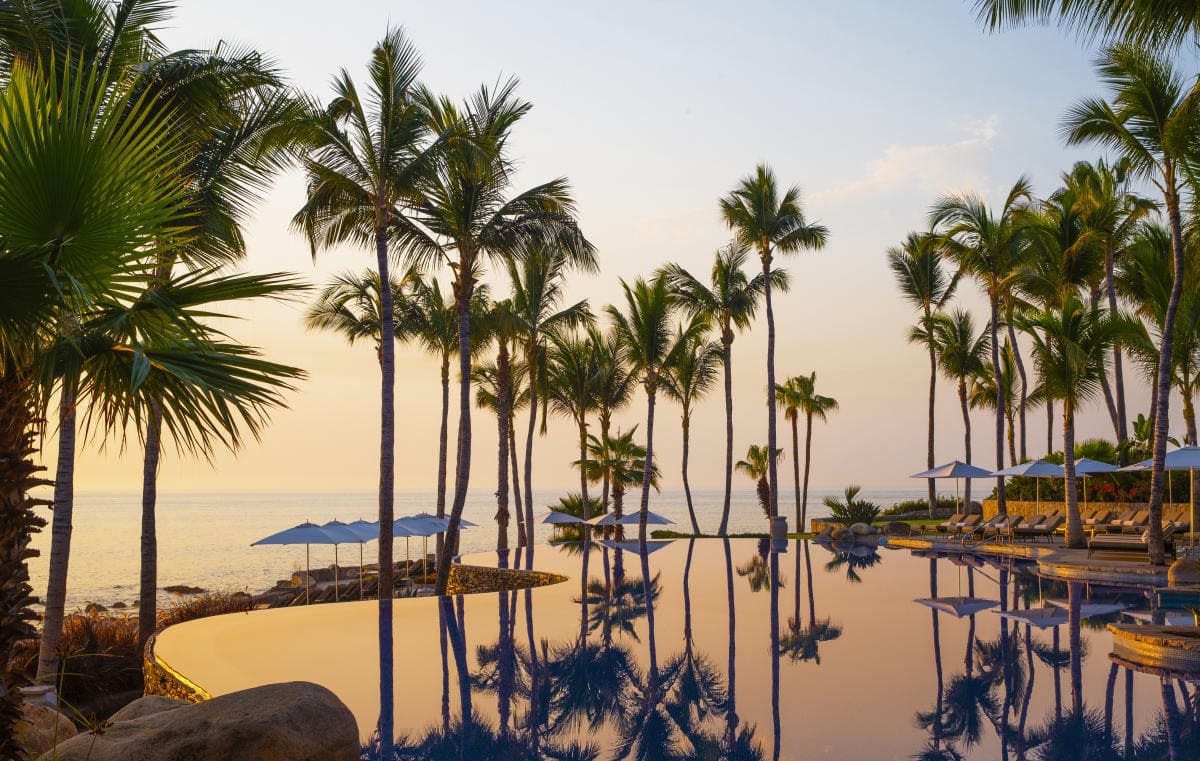 fotografía al atardecer de una piscina en one&only Palmilla