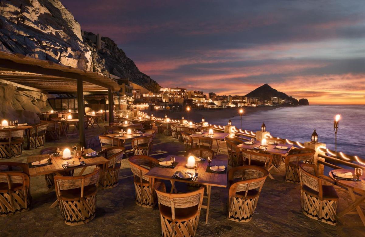 Vista nocturna del restaurante steakhouse
