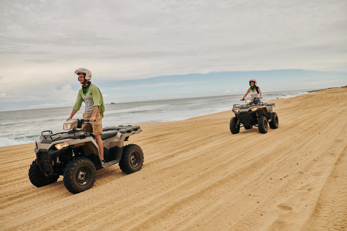 fotografía de cuatrimotos en cabo del este a la orilla del mar