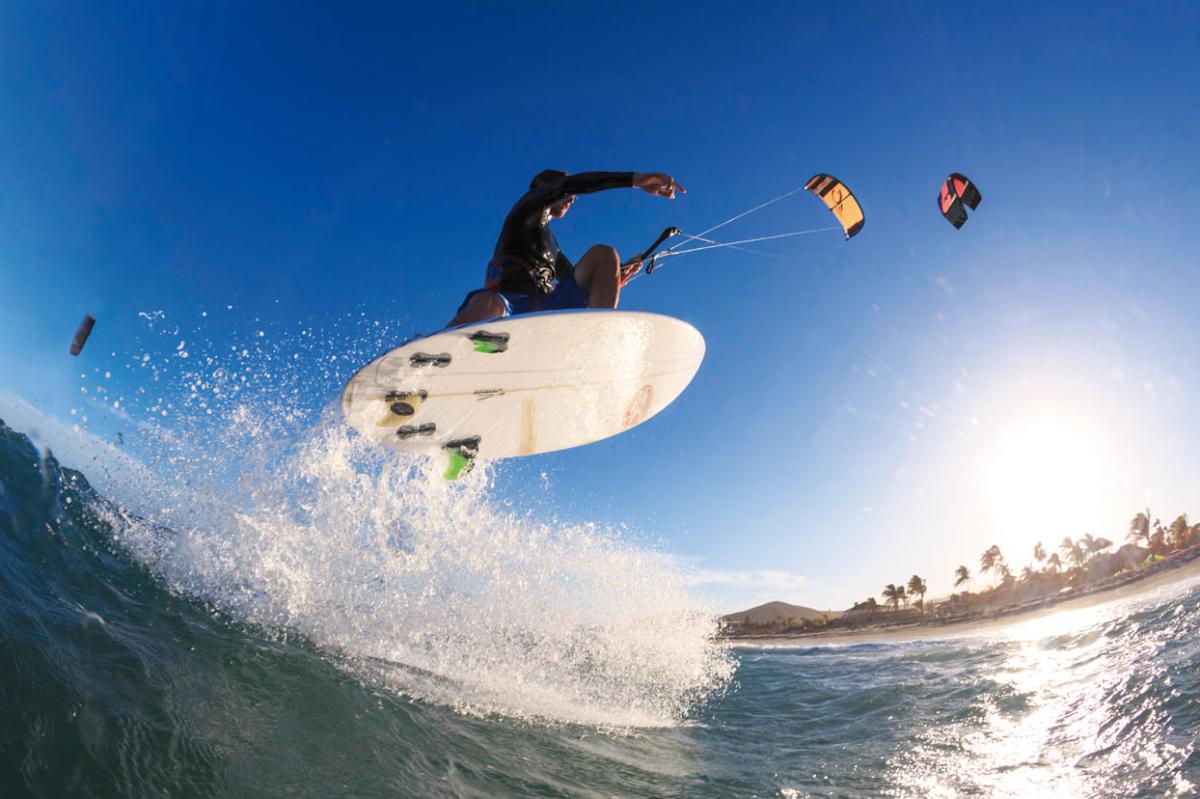 fotografía de persona haciendo kite surfing en el mar