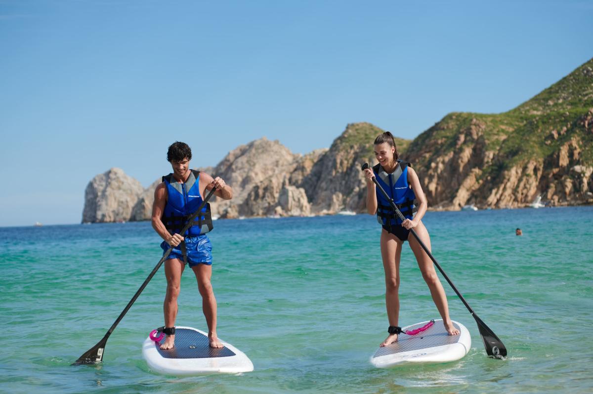 Pareja haciendo paddelboard en el mar