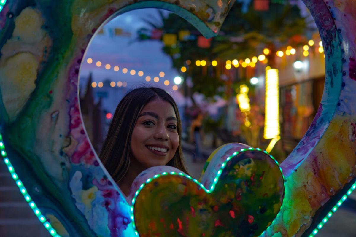 fotografía de mujer entre las letras turísticas de los cabos