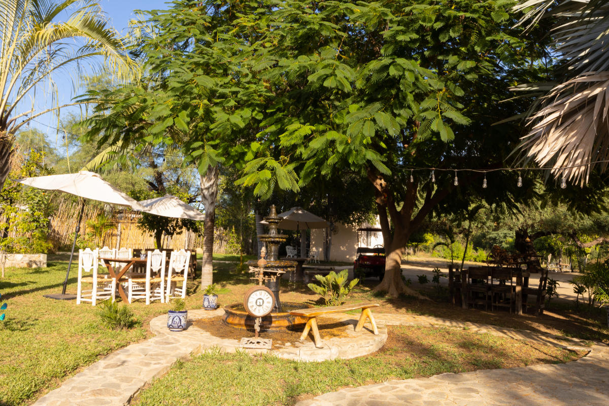 fotografía de las mesas dentro del restaurante doña pame