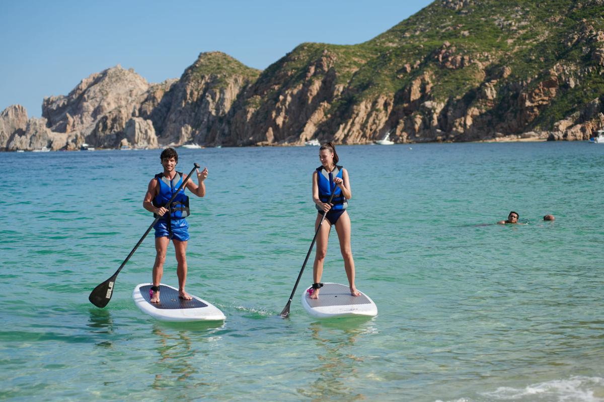 pareja haciendo paddleboard en el mar de los cabos