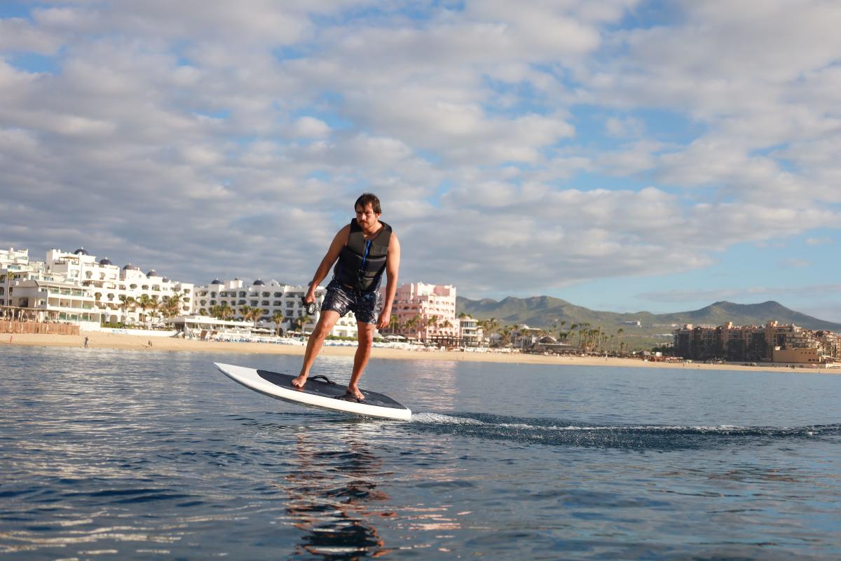 hombre haciendo e foil en el mar de los cabos