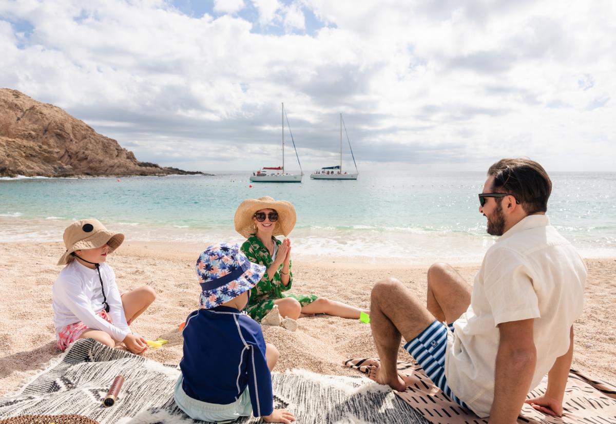 Familia descansando en la arena en playa santa maría