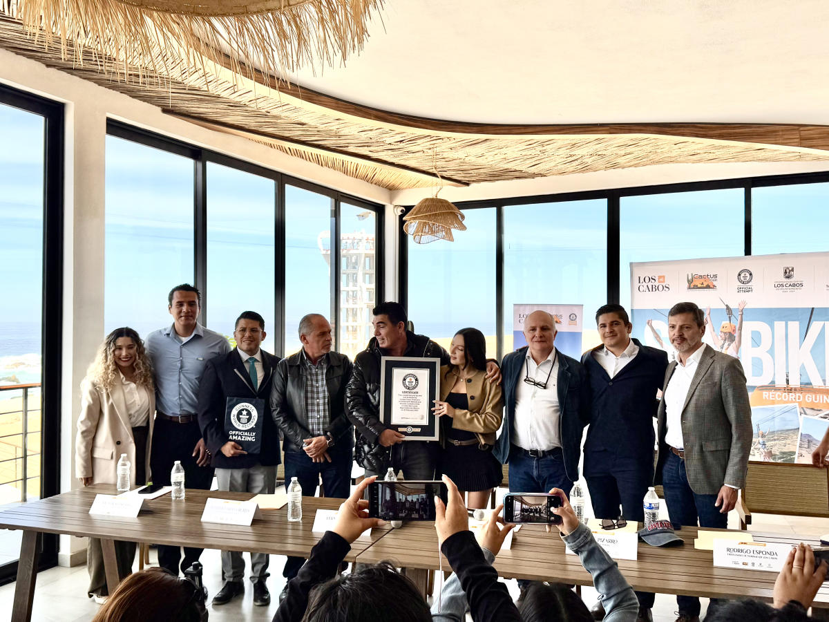 Cactus Tour Equipo Recibiendo Premio