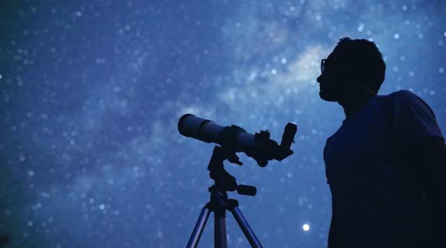 Lunar Libations: Unforgettable Stargazing & Mocktails