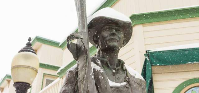 A statue of a skier celebrating Park City's history in wintersport