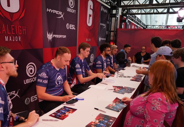 R6 - Autograph Table