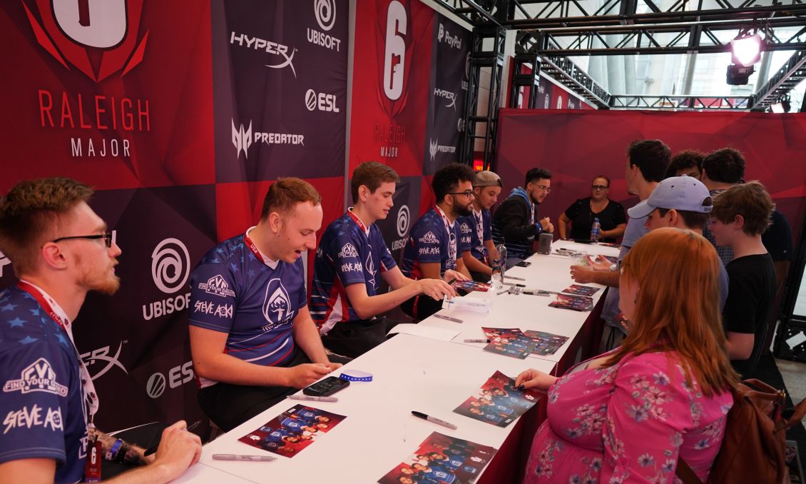 R6 - Autograph Table