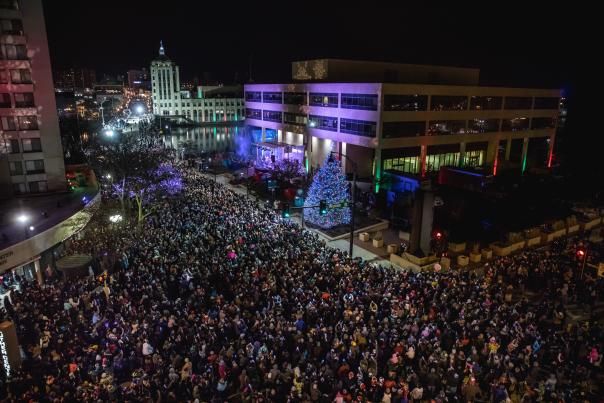 2017 Stroll on State tree lighting